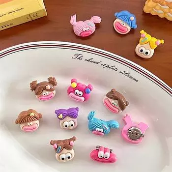 Забавная уродливая кукла с большим ртом, брошь в виде куклы для женщин, милый студенческий рюкзак, одежда, декоративный значок, праздничные подарки для девочек as the picture