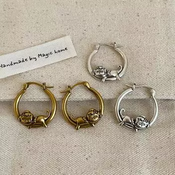 Забавные лежачие плоские гнилые старые кошачьи металлические ушные пряжки женские нишевые дизайн милые универсальные серьги для поездок на работу