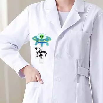 Забавный держатель для бейджа с катушкой, легко вытягиваемая пряжка, дизайн в виде инопланетной коровы, вращающийся на 360 градусов, выдвижной зажим для удостоверения личности, поднимающий настроение