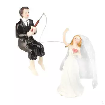 Забавный смоляный жених берет фигурку невесты на подставке для торта