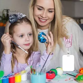 Забавный зажим для удостоверения личности на катушке с милым мультяшным кулоном Розовый череп Жест любви к тебе Акриловый легко вытягиваемый держатель бейджа с пряжкой для рабочей карточки студента розовый