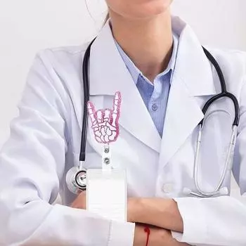 Забавный зажим для удостоверения личности на катушке с милым мультяшным кулоном Розовый череп Жест любви к тебе Акриловый легко вытягиваемый держатель бейджа с пряжкой для рабочей карточки студента розовый