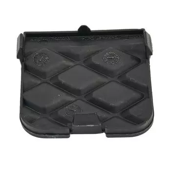 Задний бампер автомобиля. Крышка фаркопа. Деталь. Аксессуары.