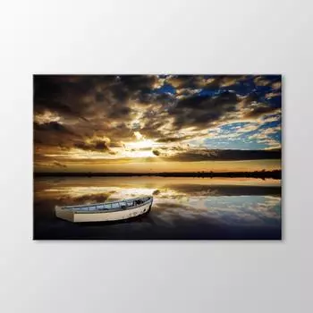 Закат и стол с лодкой