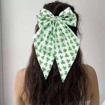 Заколка-бантик из зеленой ленты с узором в виде четырехлистного клевера, пружинная застежка сзади