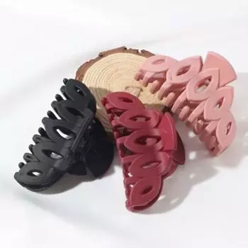 Заколка для волос. Простой стабильный безвредный подарок на все времена года. серый