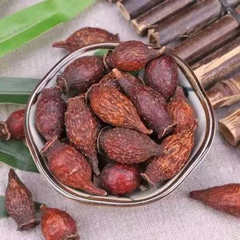 Замачивание плодов розы чероки в вине Catunaregam Spinosa Roxburgh Rose Fruit