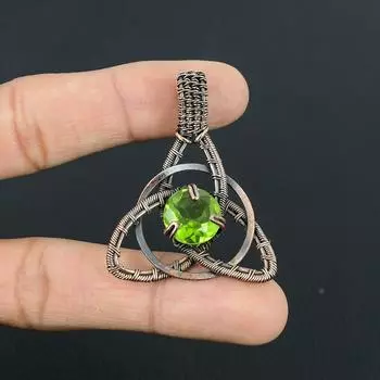 Замечательный граненый драгоценный камень перидот ручной работы из чистой медной проволоки, ювелирный кулон 2.56 Inches зелёный