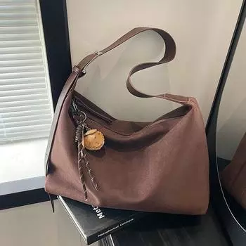 Замшевая американская ретро повседневная сумка подмышкой для женщин на осень и зиму, новая модная матовая большая вместительная сумка через плечо with pendant