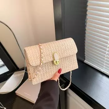 Западная, простая и модная, маленькая сумка с замком, женская весна 2024 года, новая корейская версия повседневной сумки через плечо с цепочкой, маленькая квадратная сумка