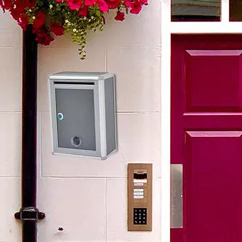 Запирая установленную на стене большую емкость металлического столба почтового ящика для ключей, запираемую Style A