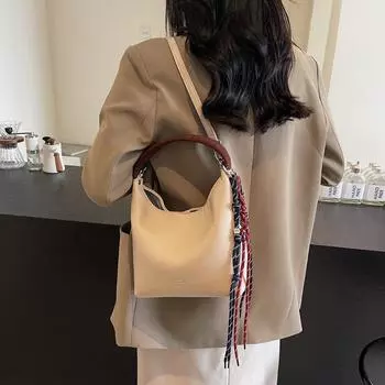 Зарубежный заказ 2024 года, осень-зима, новая высококачественная нишевая сумка-ведро для переноски, женская корейская версия, универсальная сумка-мессенджер через плечо чёрный