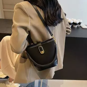 Зарубежный заказ, новая осенне-зимняя женская сумка-ведро, высококачественная матовая повседневная сумка-мессенджер через плечо, темпераментная нишевая портативная сумка чёрный