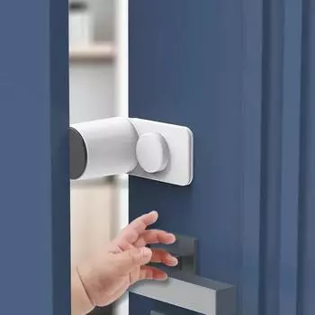 Защитная карта двери с защитой от защемления может вращать защитную карту дверной заглушки с защитой от защемления, чтобы заблокировать выключатель двери с защитой от защемления. белый