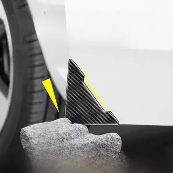 Защитные наклейки с рисунком из углеродного волокна на углы передних и задних дверей автомобиля для предотвращения царапин и ударов.