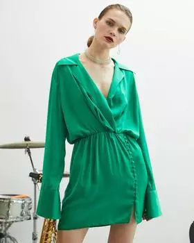 Зеленое двубортное платье с пуговицами