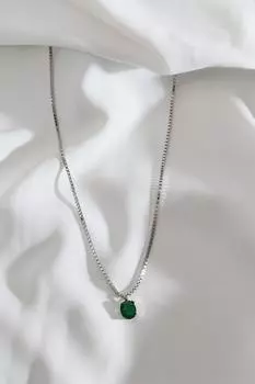Зеленое ожерелье серебряного цвета с большим одним камнем