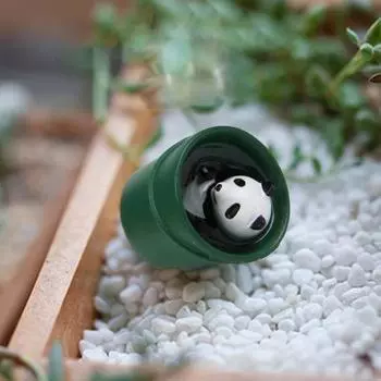 Зеленое ведро, сидящая фигурка панды, статуэтка животного из смолы, скульптура, украшение для домашнего офиса, украшение для торта, рождественский подарок Panda