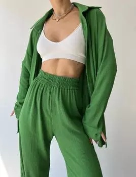 Зеленый вязаный костюм-капри