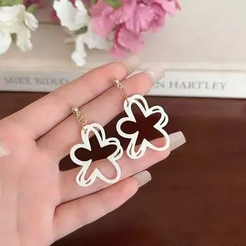 Zhao Lusi Same Style White Flower Earrings Women s Seaside Vacation Summer Earrings 2024 New Arrival Cute Earrings Earrings Lovely flower silhouette (Silver Needle)