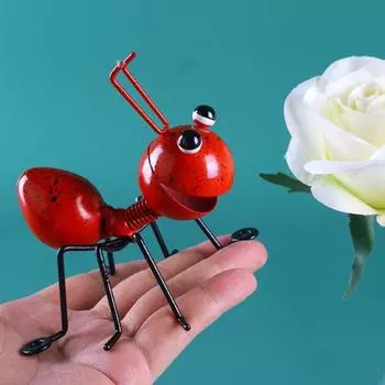 Железный муравей создает прекрасные настенные скульптуры зелёный