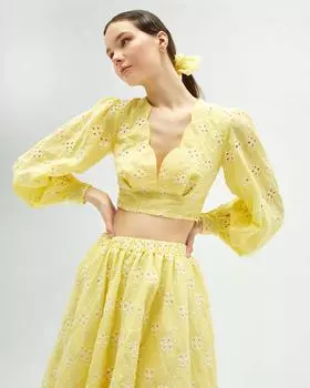 Желтая блузка с вышивкой