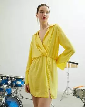 Желтое двубортное платье с пуговицами