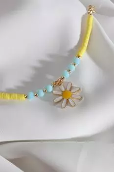 Желтый браслет Fimo с бусинами и белой эмалью в виде ромашки