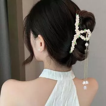 Жемчужная ручка с кисточкой и цветком