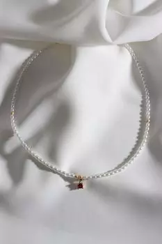 Жемчужное ожерелье с подвеской из красного циркона и яблока