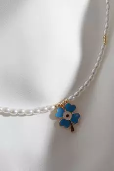 Жемчужное ожерелье с синей эмалью и изображением клевера