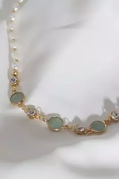 Жемчужное ожерелье с зеленым круглым камнем