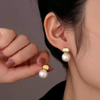 Жемчужные серьги, изысканное чувство, простой темперамент, элегантность и романтика, маленькие серьги-диски в моде.