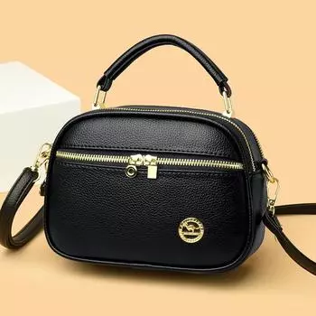 Женщина средних лет и ее мать несут вместительную модную сумку через плечо и повседневную женскую сумку чёрный