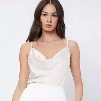 Женщина в топе из искусственного шелкового атласа с бретелью через шею, носит сексуальный короткий топ с базовым слоем S белый