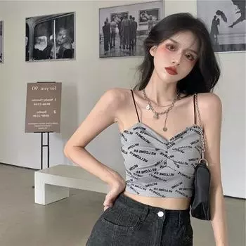 Женщина в жилете на бретельках Spice Girl Little Halter с летним дизайнерским чувством ниши на улице в Instagram Super Fire с коротким топом без рукавов One size