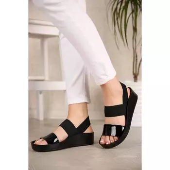 женщины в резиновых сандалиях