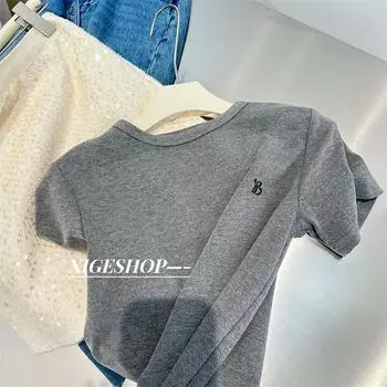 Женская белая приталенная футболка с круглым вырезом и коротким рукавом с вышивкой