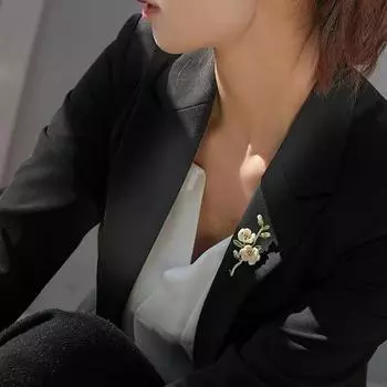 Женская брошь из сплава, элитный нишевый дизайн, темпераментный корсаж, антилегкая булавка, орнамент кардигана