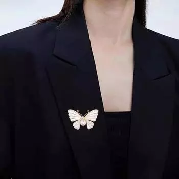 Женская брошь в форме бабочки с искусственным жемчугом и стразами, декорирующая капающее масло, противоскользящий костюм белый