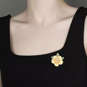 Женская брошь в форме гардении, искусственный жемчуг, декор со стразами, противоскользящая сумка, воротник пальто, шляпа, шарф, украшение, булавка для одежды, вечерние украшения для одежды, выпускного вечера золотистый