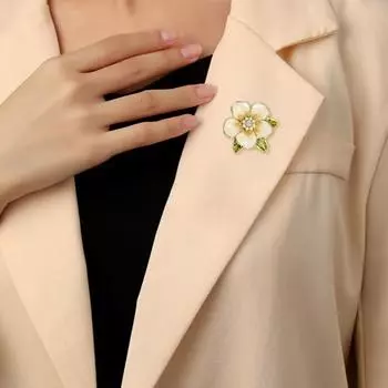 Женская брошь в форме камелии со стразами, декор из искусственного жемчуга, противоскользящая сумка на плечо с лепестками, костюм, воротник пальто, шляпа, булавка для одежды, вечеринка, выпускной вечер, невеста, свадьба золотистый