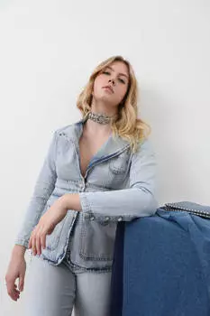 Женская джинсовая куртка с длинным рукавом и одной пуговицей светло-голубая