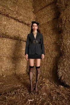 Женская джинсовая куртка с длинным рукавом на одной пуговице антрацитового цвета