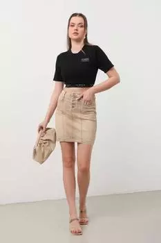 Женская джинсовая юбка с разрезом на нескольких пуговицах светло-коричневого цвета