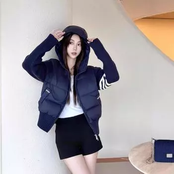 Женская куртка-пуховик с капюшоном 2024 года, зимняя новая корейская версия, вязаные рукава, сращивание, стиль колледжа, маленькая белая куртка-пуховик на утином пуху S