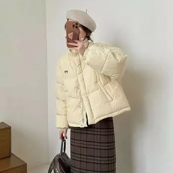 Женская куртка-пуховик с воротником-стойкой, зима 2024, новый дизайн, куртка на белом утином пуху с бантом S кремовый