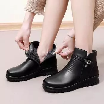Женская легкая зимняя обувь, кожаные меховые теплые зимние сапоги, женские повседневные зимние сапоги на плоской подошве, водонепроницаемые нескользящие ботинки для мам 35 чёрный