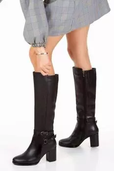 Женская мода — Черные ботинки длиной до икры на толстом каблуке и молнии с декоративной пряжкой и молнией