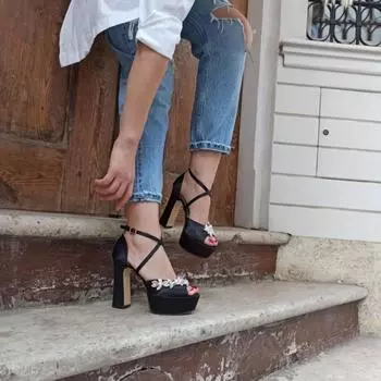 Женская модная черная атласная обувь на каблуке с перекрестной ремешком из листового камня на платформе